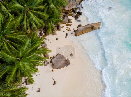 Foto de Drone view from above at a tropical beach in the Seychelles Mahe Island - Imagen libre de derechos