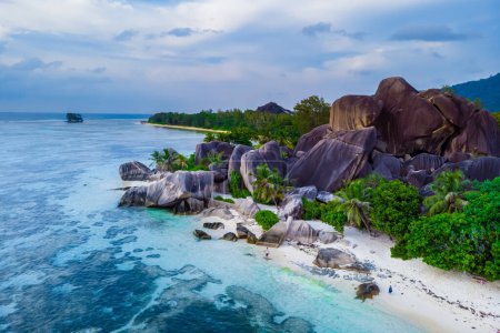 Foto de Drone view from above at a tropical white beach in the Seychelles, Anse Source dArgent white tropical beach with huge granite boulders at La Digue Island - Imagen libre de derechos