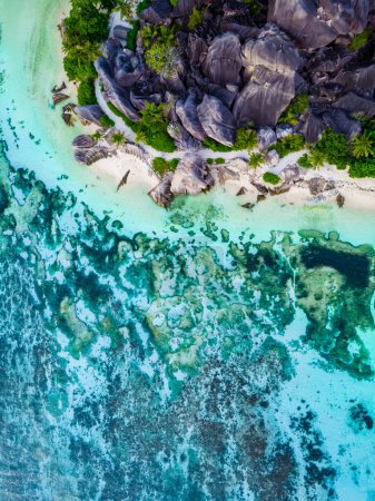 Foto de Drone view from above at a tropical white beach in the Seychelles, Anse Source dArgent white tropical beach with huge granite boulders at La Digue Island - Imagen libre de derechos