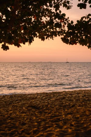 Téléchargez les photos : Sunset on the beach of Pattaya Thailand in the evening - en image libre de droit