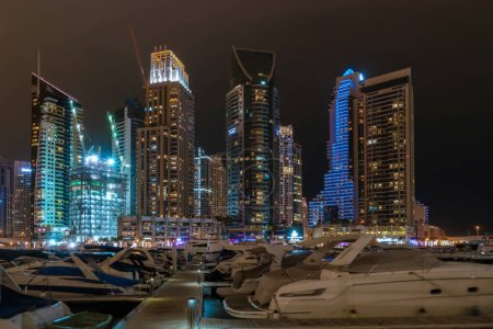 Téléchargez les photos : Dubai Uae February 2017, Dubai harbor at night with beautiful skyscrapers and boats. - en image libre de droit