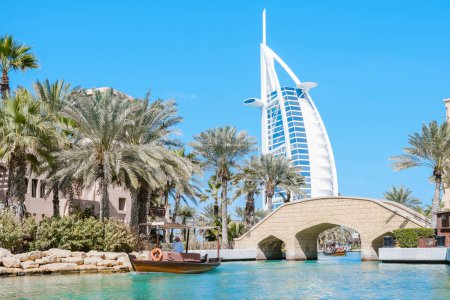 Foto de Burj al Arab saw from Madinat Jumeirah, Dubai United Arab Emirates February 2017 - Imagen libre de derechos