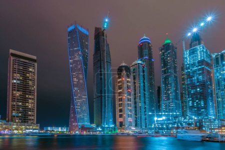 Téléchargez les photos : Dubai Uae Février 2017, Dubai Harbor la nuit avec de beaux gratte-ciel et des bateaux. - en image libre de droit