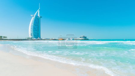Foto de DUBAI, Emiratos Árabes Unidos febrero 2017 Burj Al Arab hotel en Dubai, Burj Al Arab es un lujoso hotel de 5 estrellas construido en una isla artificial frente a la playa de Jumeirah. - Imagen libre de derechos
