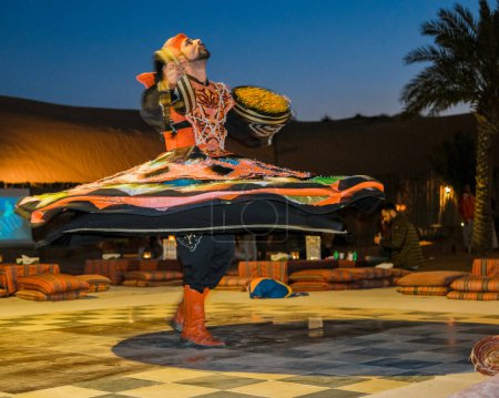 Téléchargez les photos : Safari dans le désert de Dubaï avec une danse arabe au camp de safari, Dubaï Février 2017 - en image libre de droit