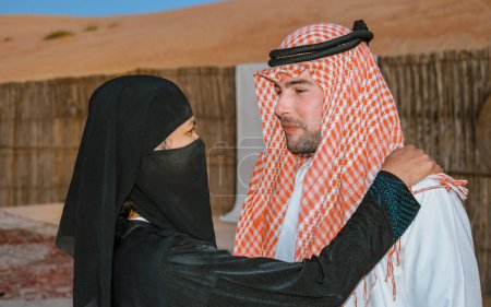 Téléchargez les photos : Quelques vêtements arabes pendant le safari dans le désert de Dubaï au camp de safari, Dubaï Émirats arabes unis - en image libre de droit