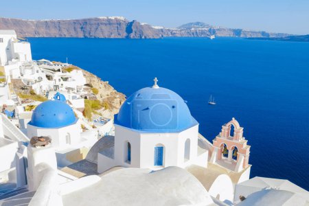 Téléchargez les photos : Oia Santorin Grèce par une journée ensoleillée pendant l'été avec des maisons blanchies à la chaux et des églises, île grecque Cyclades Égéennes - en image libre de droit