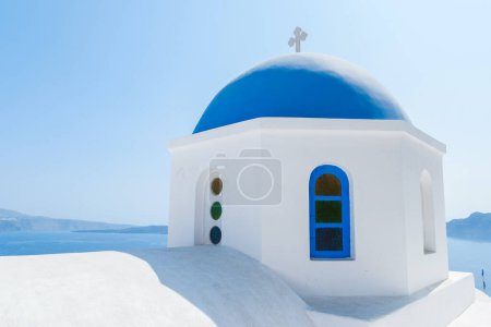 Téléchargez les photos : Oia Santorini Greece on a sunny day during summer with whitewashed homes and churches, Greek Island Aegean Cyclades on a sunny day with blue ocean - en image libre de droit