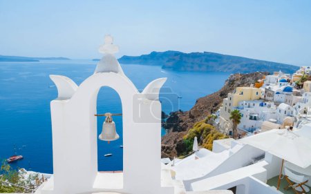 Foto de Oia Santorini Grecia en un día soleado durante el verano con casas e iglesias encaladas, islas griegas del Egeo Cícladas en un día soleado con el océano azul - Imagen libre de derechos