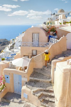 Foto de Streets of the village of Oia Santorini Greece on a sunny day during summer with whitewashed homes and churches, Greek Island Aegean Cyclades - Imagen libre de derechos