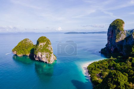 Foto de Railay Beach Krabi Thailand, the tropical beach of Railay Krabi, drone view from above, Panoramic view of idyllic Railay Beach in Thailand with a traditional long boat. - Imagen libre de derechos