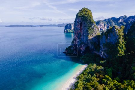 Téléchargez les photos : Railay Beach Krabi Thailand, the tropical beach of Railay Krabi, drone view from above, Panoramic view of idyllic Railay Beach in Thailand with a traditional long boat. - en image libre de droit