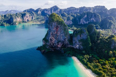 Foto de Railay Beach Krabi Thailand, the tropical beach of Railay Krabi, drone view from above, Panoramic view of idyllic Railay Beach in Thailand with a traditional long boat. - Imagen libre de derechos