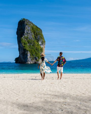 Téléchargez les photos : Koh Poda Beach Krabi Thaïlande, la plage tropicale de Koh Poda Krabi, un couple d'hommes et de femmes sur la plage, vue panoramique sur la plage idyllique de Koh Poda en Thaïlande - en image libre de droit