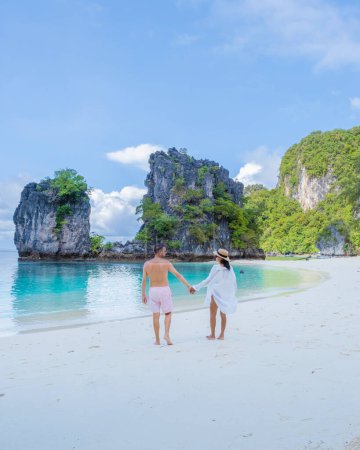 Téléchargez les photos : Un couple d'hommes et de femmes sur la plage de Koh Hong Island Krabi Thaïlande, la plage tropicale de Koh Hong Island Krabi, - en image libre de droit