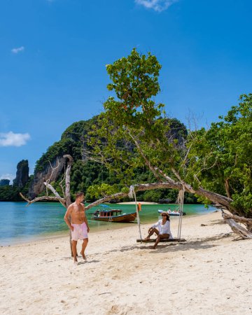 Foto de Hombres y mujeres en la isla Pakbia parte de las islas Koh Hong Krabi Tailandia, la playa tropical Krabi con un columpio - Imagen libre de derechos
