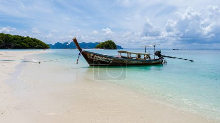 Téléchargez les photos : Tup Island Krabi Thailand July 2022, the tropical beach of Tup Island Krabi with longtail boats and tourists on the beach. - en image libre de droit