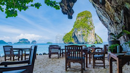 Foto de Restaurant in a cave at Railay Beach Krabi Thailand, the tropical beach of Railay Krabi. - Imagen libre de derechos