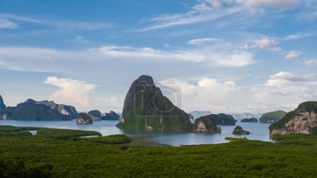 Téléchargez les photos : Panoramic view of Sametnangshe, view of mountains in Phangnga bay with mangrove forest in the Andaman sea with evening twilight sky, travel destination in Phangnga, Thailand - en image libre de droit