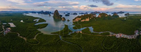 Foto de Panoramic view of Sametnangshe, view of mountains in Phangnga bay with mangrove forest in the Andaman sea with evening twilight sky, travel destination in Phangnga, Thailand - Imagen libre de derechos