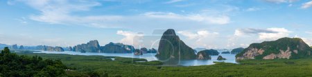 Téléchargez les photos : Panoramic view of Sametnangshe, view of mountains in Phangnga bay with mangrove forest in the Andaman sea with evening twilight sky, travel destination in Phangnga, Thailand - en image libre de droit