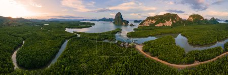 Téléchargez les photos : Vue panoramique de Sametnangshe, vue sur les montagnes dans la baie de Phangnga avec forêt de mangroves dans la mer d'Andaman avec ciel nocturne, destination de voyage à Phangnga, Thaïlande - en image libre de droit