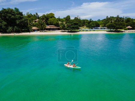 Téléchargez les photos : Couple in a kayak at the mangrove forest in Phuket Thailand. men and women paddling in a kayak during vacation - en image libre de droit