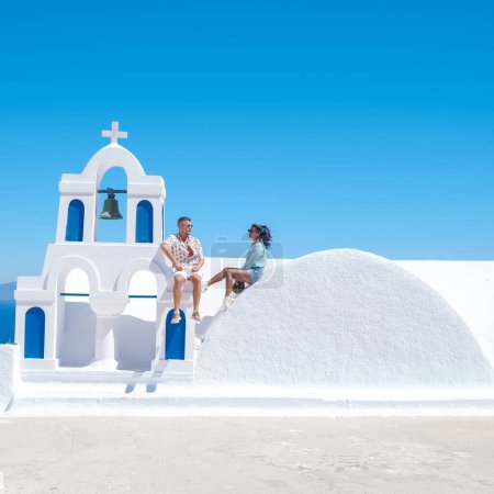 Téléchargez les photos : Couple d'hommes et de femmes en vacances à Santorin Grèce. jeune couple en vacances en Grèce Santorin - en image libre de droit