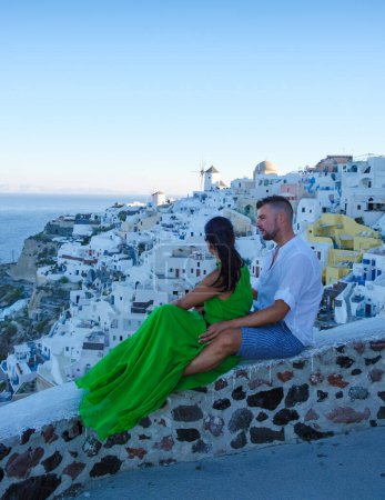 Téléchargez les photos : Couple of men and women on vacation in Santorini Greece. young couple on vacation in Greece Santorini - en image libre de droit