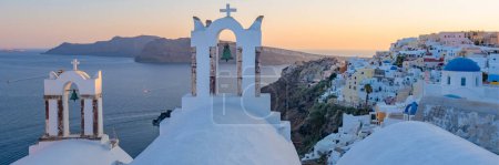 Foto de Iglesias blancas y cúpulas azules junto al océano de Oia Santorini Grecia, un pueblo griego tradicional en Santorini durante el verano - Imagen libre de derechos