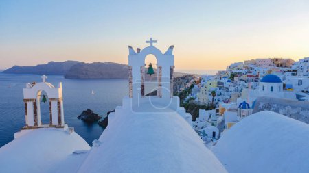 Foto de Iglesias blancas y cúpulas azules junto al océano de Oia Santorini Grecia, un pueblo griego tradicional en Santorini. - Imagen libre de derechos