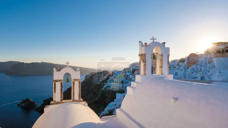Téléchargez les photos : Églises blanches un dôme bleu près de l'océan d'Oia Santorin Grèce, un village grec traditionnel à Santorin pendant l'été - en image libre de droit