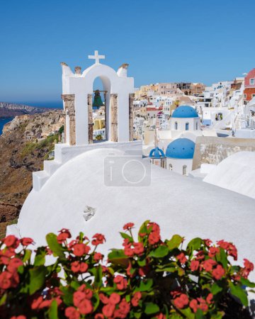Téléchargez les photos : Coucher de soleil sur l'océan d'Oia Santorin Grèce, un village grec traditionnel à Santorin avec des églises blanchies à la chaux et des dômes bleus - en image libre de droit