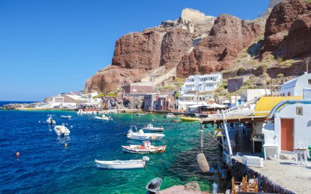 Téléchargez les photos : Oia Santorin Grèce Avril 2021, village grec traditionnel dans le port. - en image libre de droit