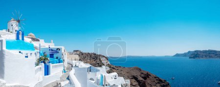 Foto de Iglesias blancas y cúpulas azules junto al océano de Oia Santorini Grecia, un pueblo griego tradicional en Santorini durante el verano - Imagen libre de derechos