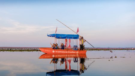 Téléchargez les photos : Red Lotus Sea Kumphawapi Udon Thani Thaïlande Février 2023, touriste en bateaux au lac plein de fleurs roses à Udon Thani dans le nord de la Thaïlande. Flore de l'Asie du Sud-Est. - en image libre de droit