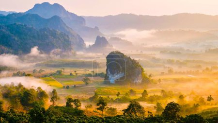 Foto de Sunrise with fog and mist at Phu Langka mountains in Northern Thailand, Mountain View of Phu Langka National Park at Phayao Province - Imagen libre de derechos