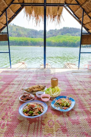 Téléchargez les photos : Nourriture thaïlandaise au lac Huai Krathing dans le nord-est de la Thaïlande Isaan région, célèbre pour ses radeaux de bambou flottants où vous pouvez déjeuner ou dîner au milieu du lac. - en image libre de droit
