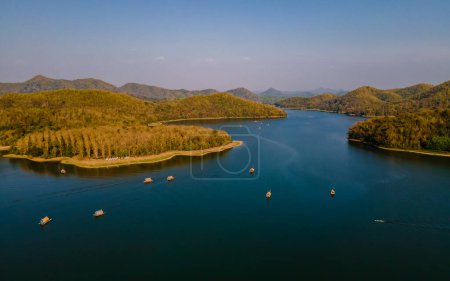 Téléchargez les photos : Vue de drone au lac Huai Krathing dans le nord-est de la Thaïlande Isaan région, célèbre pour ses radeaux flottants en bambou où vous pouvez déjeuner ou dîner au milieu du lac. - en image libre de droit