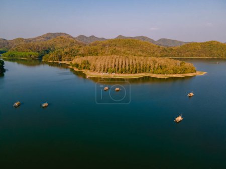 Foto de Vista del dron en el lago Huai Krathing en la región noreste de Tailandia Isaan, famosa por sus balsas de bambú flotantes donde se puede almorzar o cenar en medio del lago. - Imagen libre de derechos