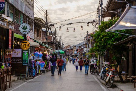 Téléchargez les photos : Village de Chiang Khan Nord-Est de la Thaïlande Février 2023, Un village traditionnel avec maison en bois le soir au marché ambulant de rue de Chiang Khan - en image libre de droit