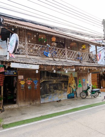 Téléchargez les photos : Village de Chiang Khan Nord-est de la Thaïlande Février 2023 un village traditionnel avec des maisons en bois le long de la rivière Mékong en Thaïlande - en image libre de droit