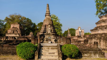Foto de Wat Mahathat, ciudad vieja de Sukhothai, Tailandia. Antigua ciudad y cultura del sur de Asia Tailandia, parque histórico de Sukothai - Imagen libre de derechos