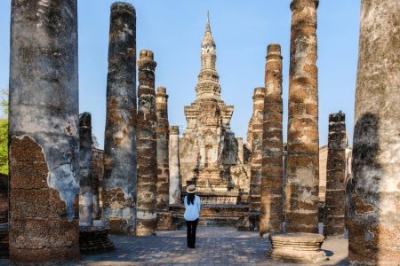 Téléchargez les photos : Femmes asiatiques avec un chapeau visiter Wat Mahathat, Sukhothai vieille ville, Thaïlande. Ancienne ville et culture de l'Asie du Sud Thaïlande, parc historique de Sukothai - en image libre de droit
