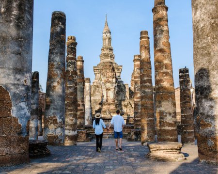 Foto de Turistas que visitan Wat Mahathat, ciudad vieja de Sukhothai, Tailandia. Antigua ciudad y cultura del sur de Asia Tailandia, parque histórico de Sukothai - Imagen libre de derechos
