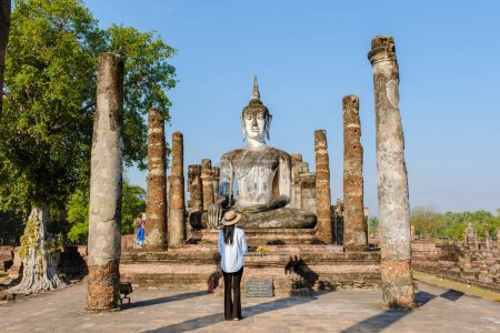 Mujeres asiáticas con sombrero visitan Wat Mahathat, ciudad vieja de Sukhothai, Tailandia. Antigua ciudad y cultura del sur de Asia Tailandia, parque histórico de Sukothai