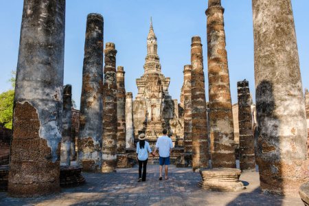 Téléchargez les photos : Femmes asiatiques et hommes caucasiens visitant Wat Mahathat, vieille ville de Sukhothai, Thaïlande. Ancienne ville et culture de l'Asie du Sud Thaïlande, parc historique de Sukothai - en image libre de droit