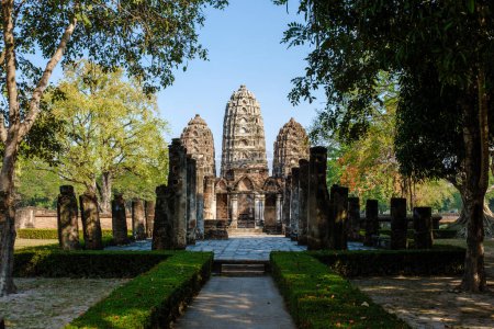 Foto de Wat Si Sawai, ciudad vieja de Sukhothai, Tailandia. Antigua ciudad y cultura del sur de Asia Tailandia, parque histórico de Sukothai - Imagen libre de derechos