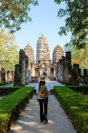 Téléchargez les photos : Femmes asiatiques visitant Wat Si Sawai, vieille ville de Sukhothai, Thaïlande. Ancienne ville et culture de l'Asie du Sud Thaïlande, parc historique de Sukothai - en image libre de droit