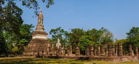 Foto de Wat Sa Sit, ciudad vieja de Sukhothai, Tailandia. Antigua ciudad y cultura del sur de Asia Tailandia, parque histórico de Sukothai - Imagen libre de derechos